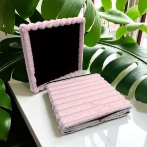 Puff baúl plegable multiuso usado como asiento y organizador en sala de estar